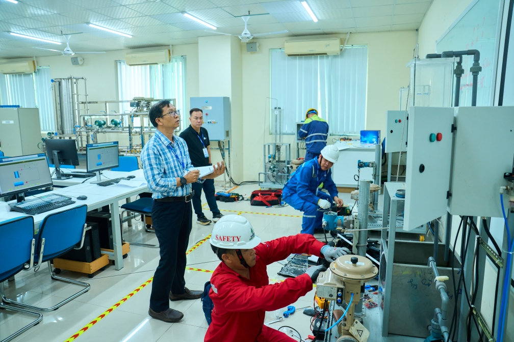 Các thí sinh nghề Quản trị và bảo mật hệ thống mạng công nghệ thông tin và Tự động hóa