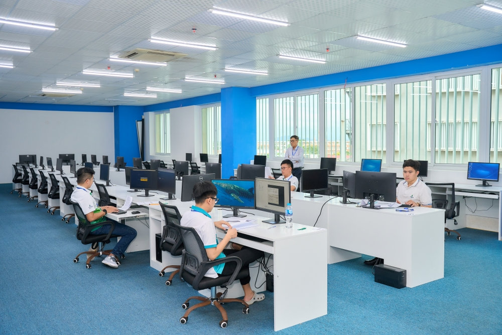 Các thí sinh nghề Quản trị và bảo mật hệ thống mạng công nghệ thông tin và Tự động hóa. Ảnh