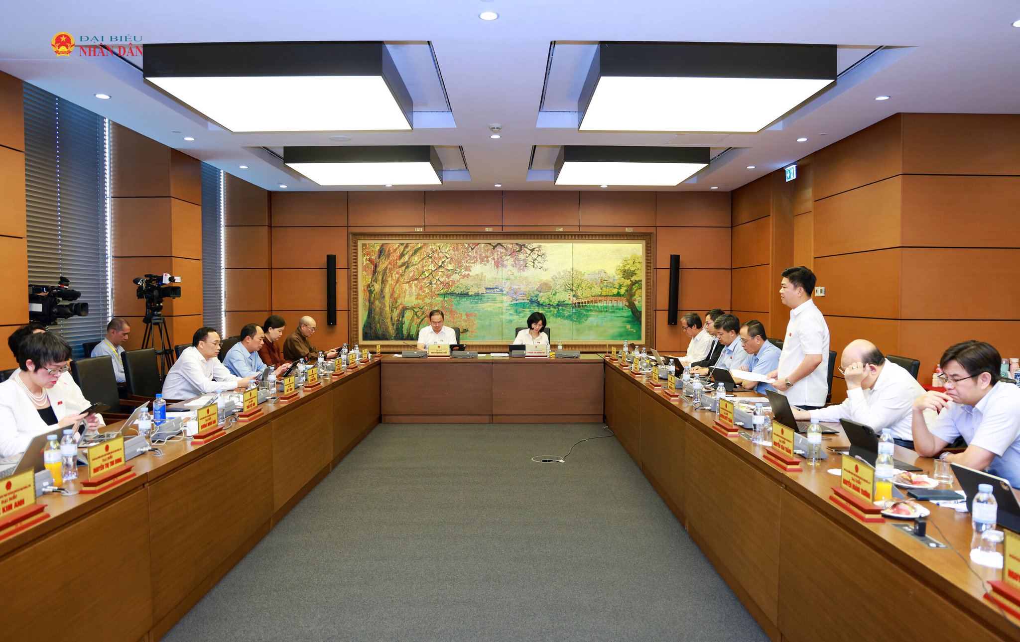 Quang cảnh thảo luận tại Tổ 1 (Đoàn ĐBQH TP. Hà Nội)
