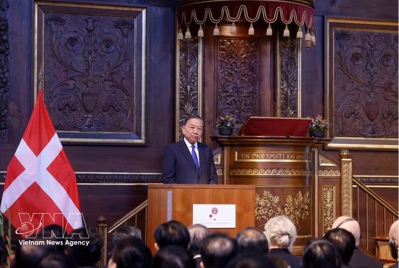 General Secretary of the Central Committee of the Communist Party of Vietnam (CPV) and President To Lam delivers a policy speech at the University of Copenhagen on October 19 afternoon (local time). (Photo: VNA)