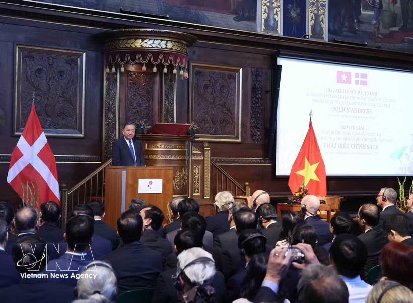 General Secretary of the Communist Party of Vietnam Central Committee and President To Lam delivers a policy speech at the University of Copenhagen on October 19 afternoon (local time) as part of his state visit to Denmark (Photo: VNA)