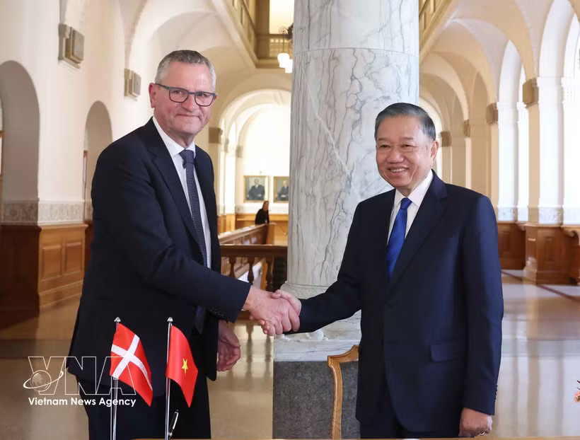 General Secretary of the Communist Party of Vietnam Central Committee and President To Lam (R) meets with Speaker of the Danish Parliament Henrik Frandsen in Copenhagen on October 19 afternoon (local time). (Photo: VNA)