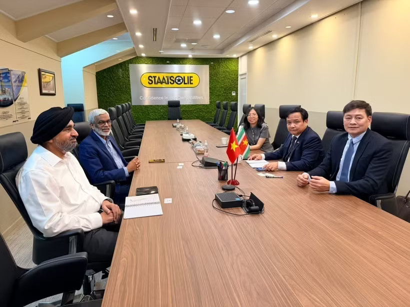 Vietnamese Ambassador to Brazil and Suriname Bui Van Nghi (second from right) meets with representatives of Suriname’s national oil company Staatsolie. (Photo: Embassy of Vietnam in Brazil)