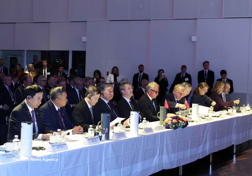 General Secretary of the Communist Party of Vietnam Central Committee and President To Lam (fourth, left) and Danish King Frederik X attend the Vietnam-Denmark Business Forum in Copenhagen on the morning of October 20 (local time) (Photo: VNA)