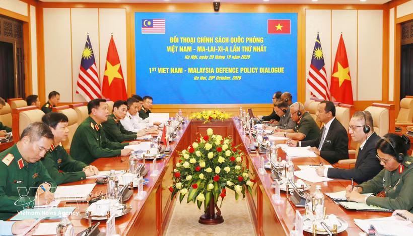 Vietnamese Deputy Minister of National Defence Senior Lieutenant General Nguyen Truong Thang and Secretary-General of the Malaysian Ministry of Defence Datuk Lokman Hakim Ali co-chair the first Vietnam–Malaysia Defence Policy Dialogue in Hanoi on October 20. (Photo: VNA)
