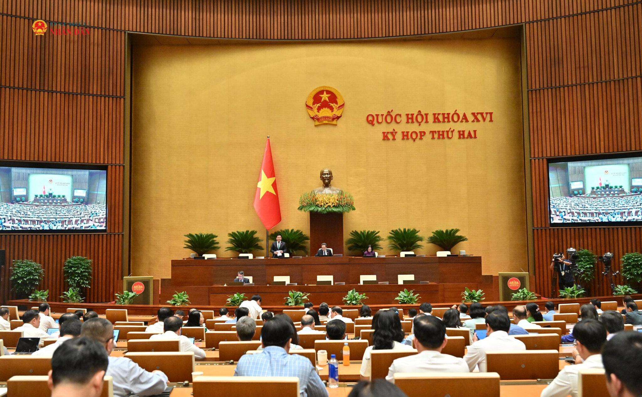 Quang cảnh phiên họp