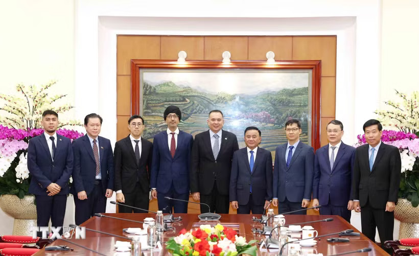 Thường trực Ban Bí thư Trần Cẩm Tú và ông Christopher Pragasam, Cục trưởng phụ trách Quan hệ quốc tế, Cục Công vụ kiêm Giám đốc điều hành Trường Công vụ quốc tế Singapore cùng các đại biểu chụp ảnh chung. (Ảnh: Phương Hoa/TTXVN)
