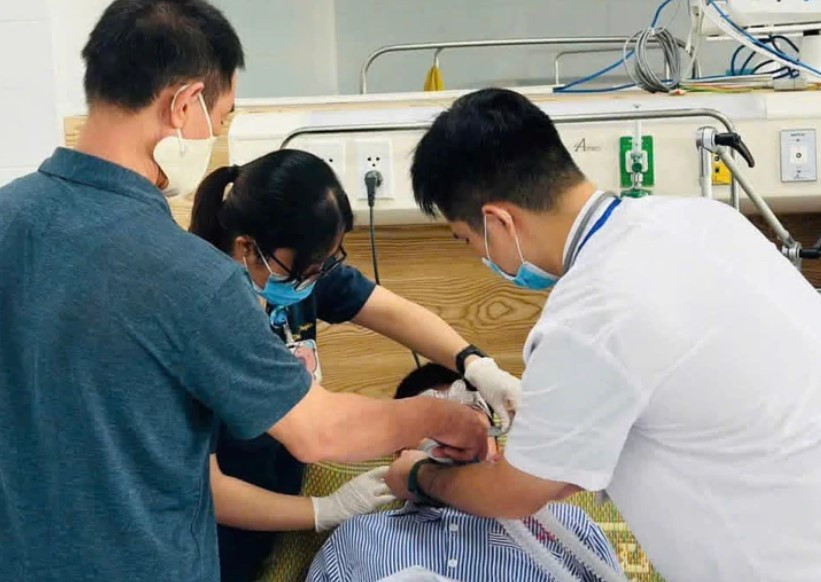 Các y bác sĩ đang cấp cứu cho bệnh nhân