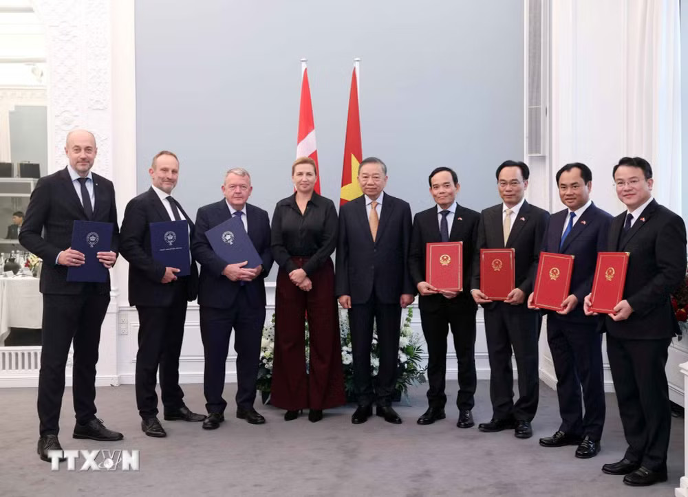Tổng Bí thư, Chủ tịch nước Tô Lâm và Thủ tướng Đan Mạch Mette Frederiksen chứng kiến lễ trao các văn kiện hợp tác giữa các bộ, ngành, cơ quan và doanh nghiệp hai nước