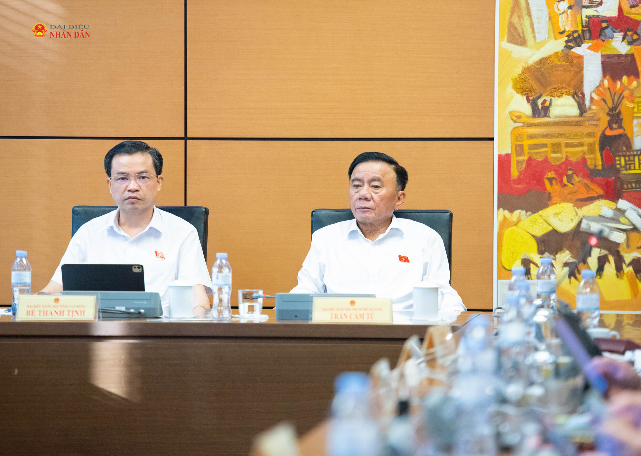 Thường trực Ban Bí thư Trần Cẩm Tú và Trưởng đoàn ĐBQH tỉnh Cao Bằng Bế Thanh Tịnh tham dự phiên thảo luận Tổ.Ảnh Xuân Quý