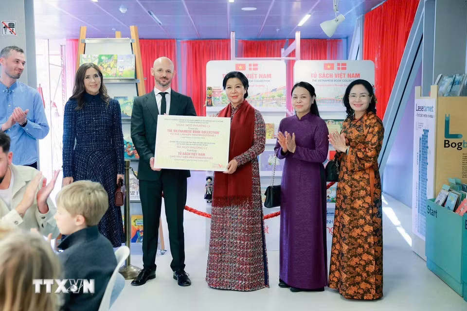 Bà Ngô Phương Ly, Phu nhân Tổng Bí thư, Chủ tịch nước trao tượng trưng “Tủ sách Việt Nam” tặng thư viện BIBLIOTEKET Rentemestervej