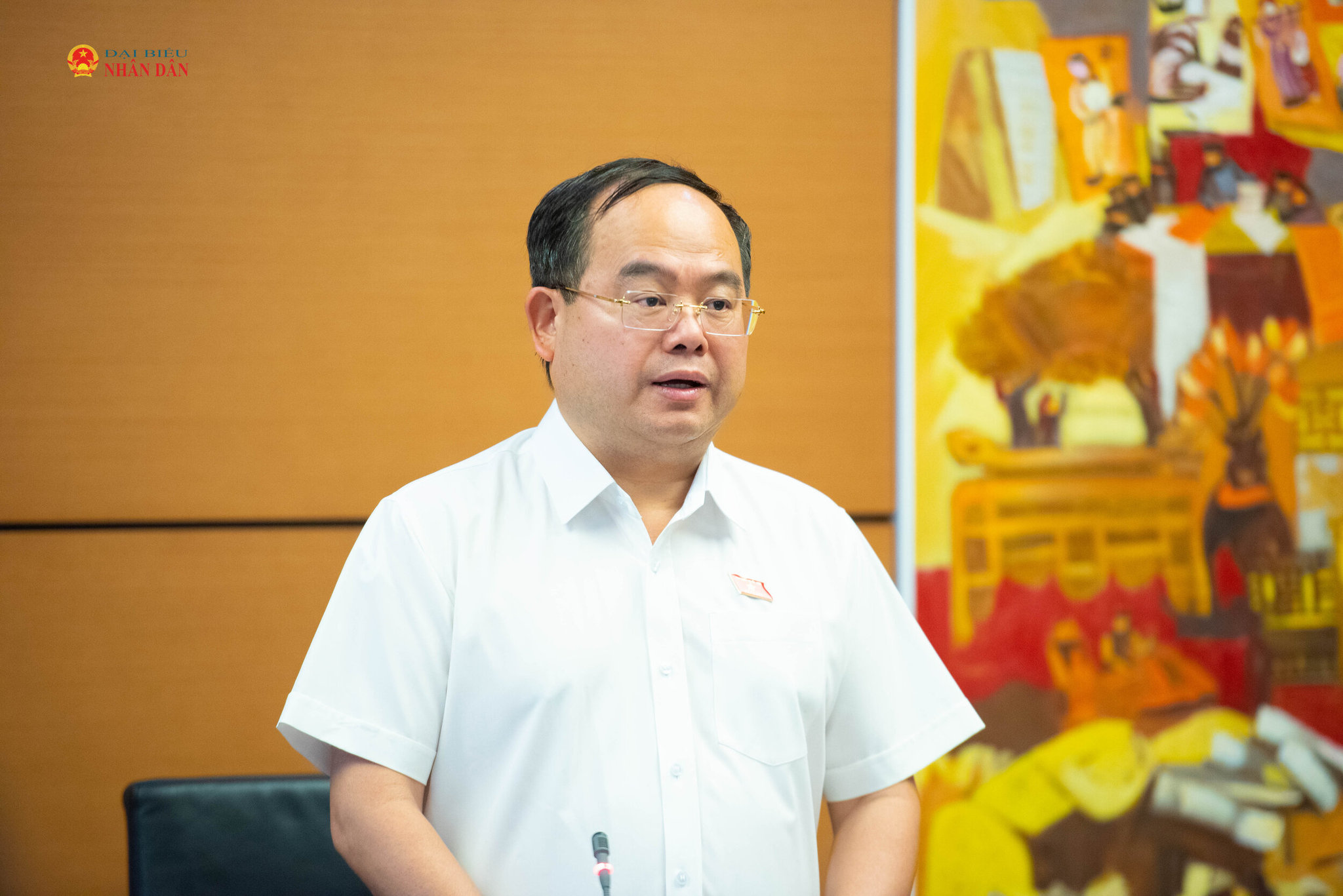 Trưởng đoàn ĐBQH TP. Quảng Ninh Quản Minh Cường điều hành phiên thảo luận Tổ. Ảnh Xuân Quý (2)