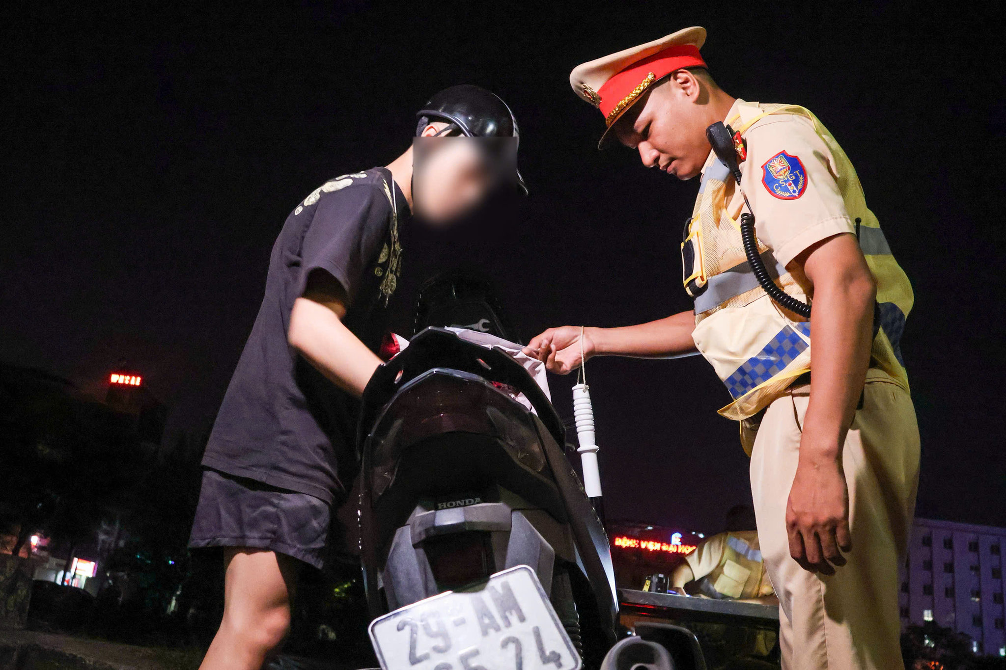 Cảnh sát kiểm tra các trường hợp thanh thiếu niên điều khiển xe máy vi phạm.
