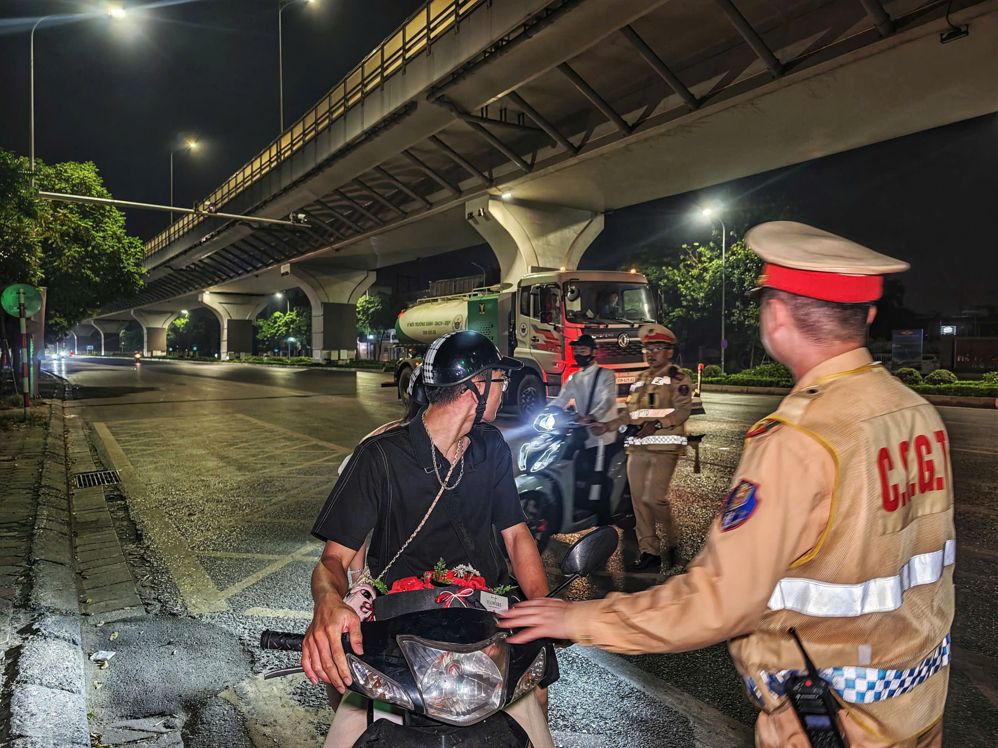 CSGT Hà Nội tuần tra rạng sáng , xử lý hàng chục trường hợp thanh thiếu niên vi phạm