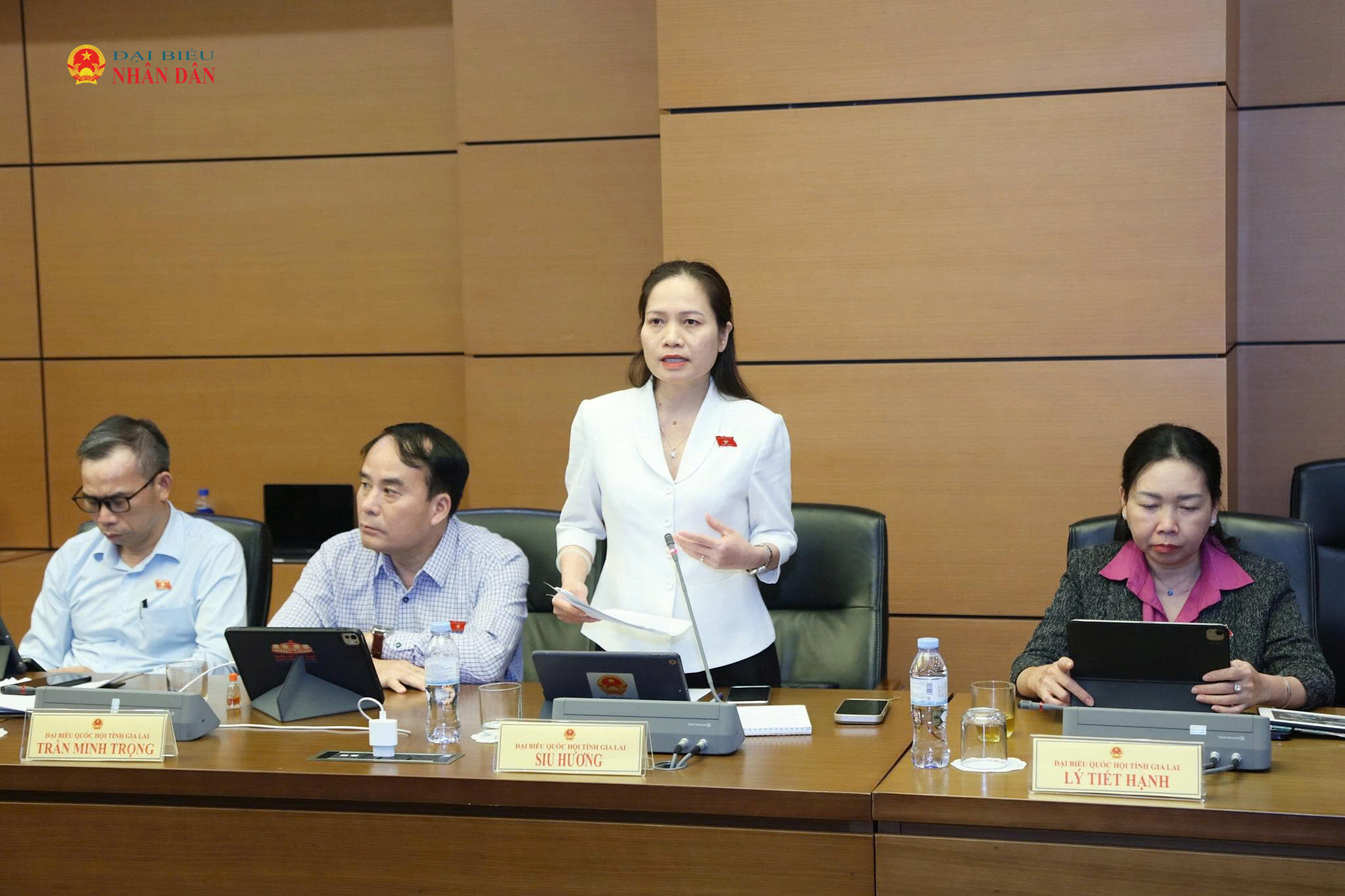 ĐBQH Siu Hương (Gia Lai) phát biểu thảo luận tổ