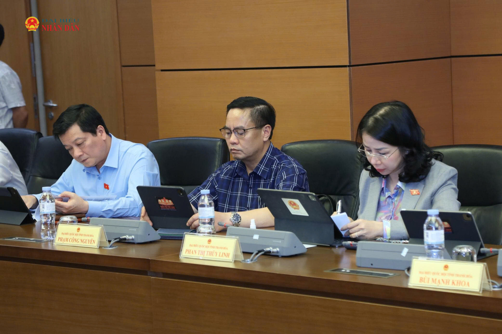 Các ĐBQH tham dự thảo luận tổ. Ảnh: An Nhiên
