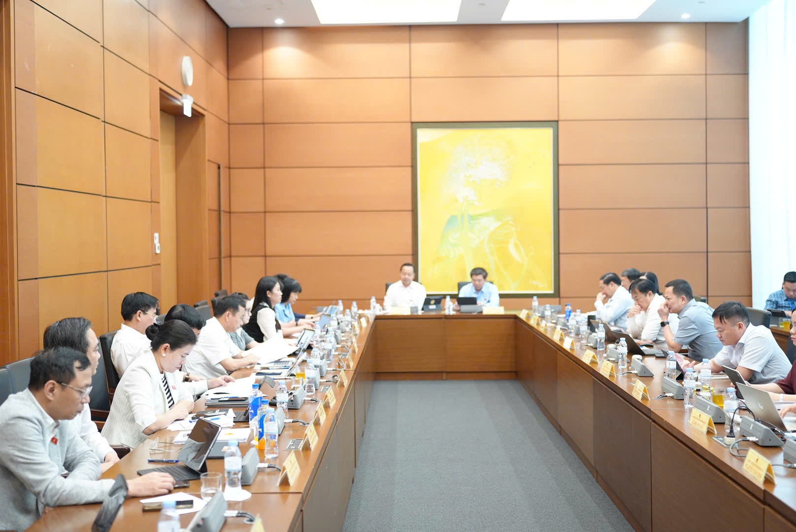 Toàn cảnh phiên thảo luận tại Tổ 4 (gồm Đoàn ĐBQH các tỉnh Quảng Trị, Điện Biên và TP. Đồng Nai)
