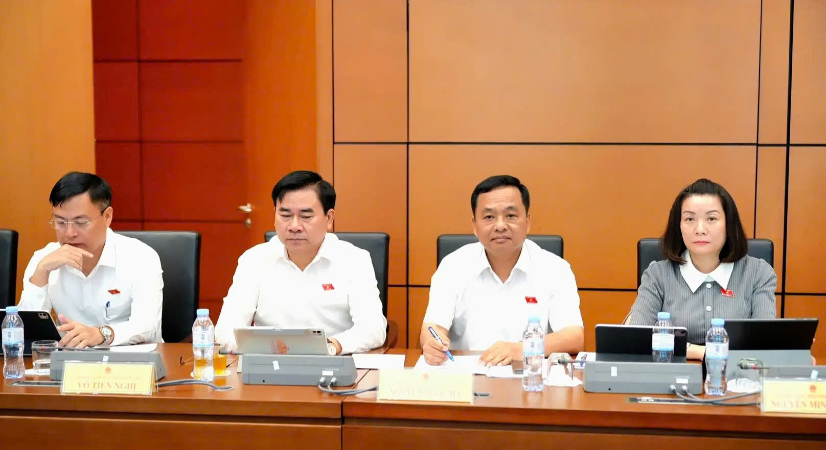 Các ĐBQH tỉnh Quảng Trị dự phiên họp