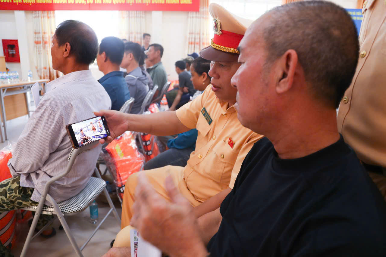 Trung tá Trần Văn Công trực tiếp trao đổi, giải thích cho người dân về tác hại của việc sử dụng kích điện.
