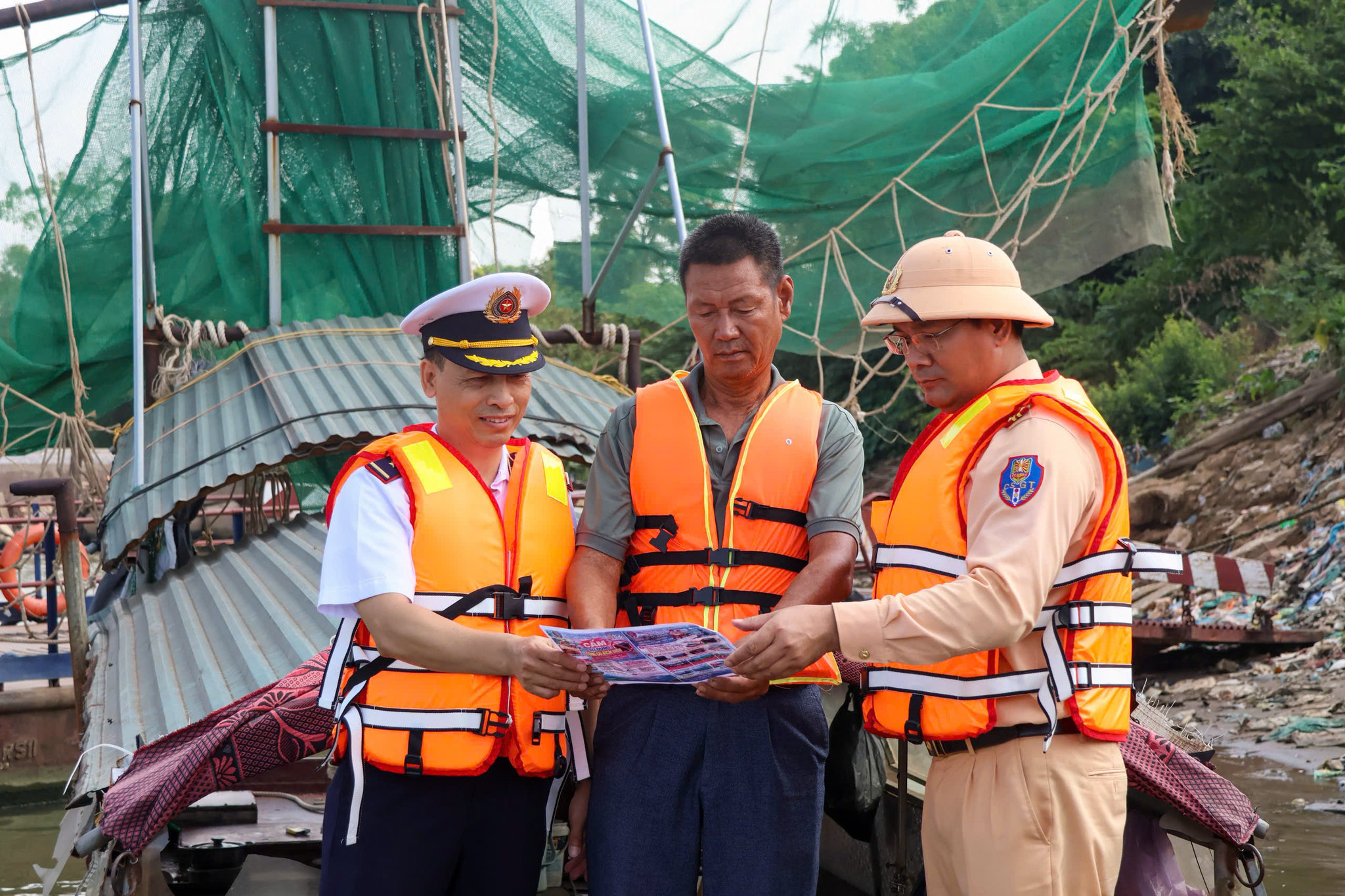 Lực lượng chức năng phát tờ rơi, tuyên truyền đến các hộ làm nghề đánh bắt thuỷ sản.