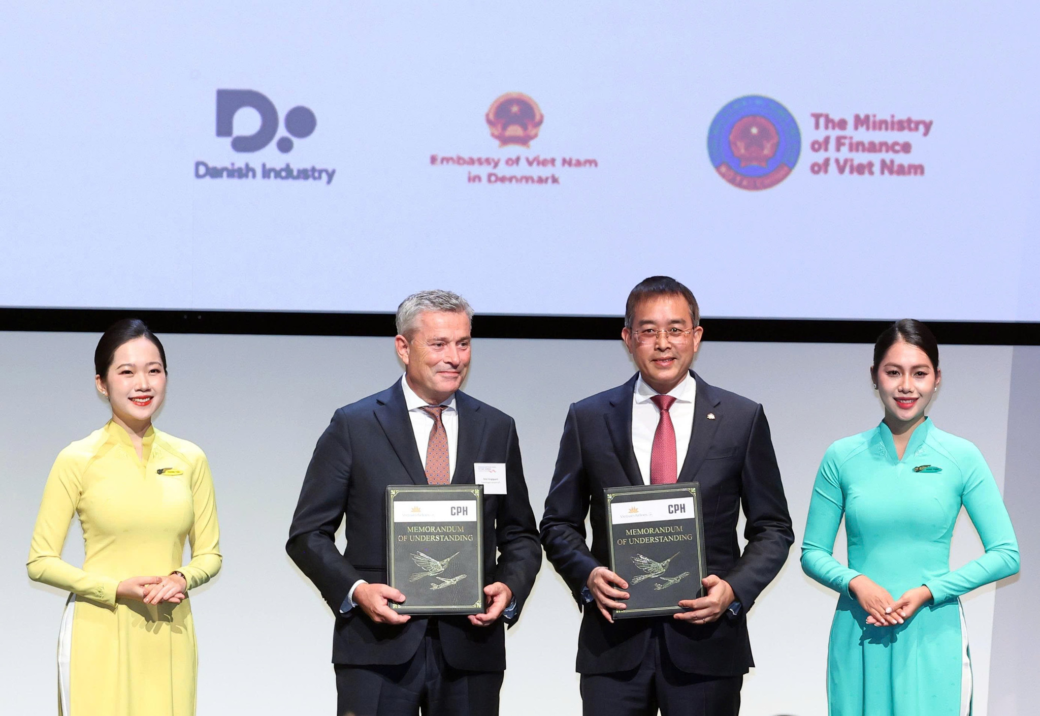 2. Chủ tịch HĐQT Đặng Ngọc Hòa và ông Peter Krogsgaard, Giám đốc thương mại của Copenhagen Airport, trao MOU hợp tác. (Ảnh_ TTXVN)
