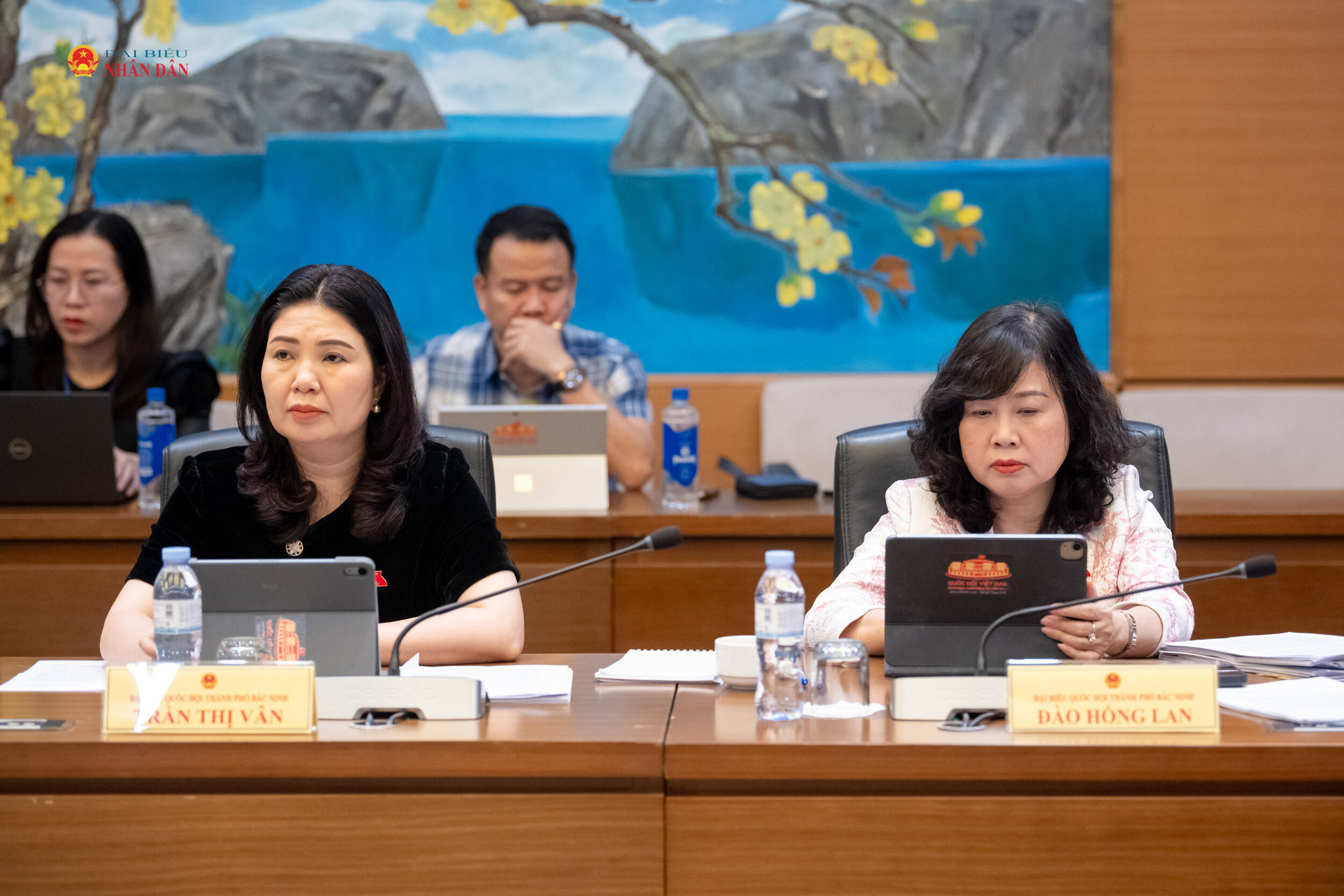Đại biểu tham dự phiên thảo luận tại tổ 7. Ảnh: Phạm Thắng