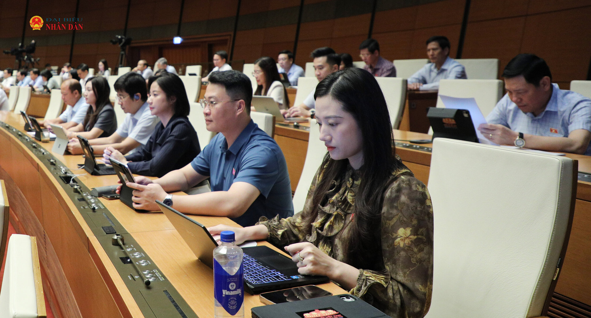 Các ĐBQH tham gia thảo luận tại hội trường sáng 21/10