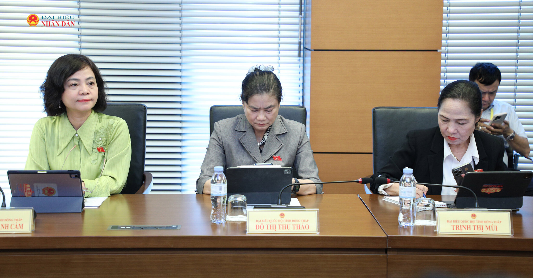 Các ĐBQH tỉnh Đồng Tháp tham gia thảo luận tại tổ