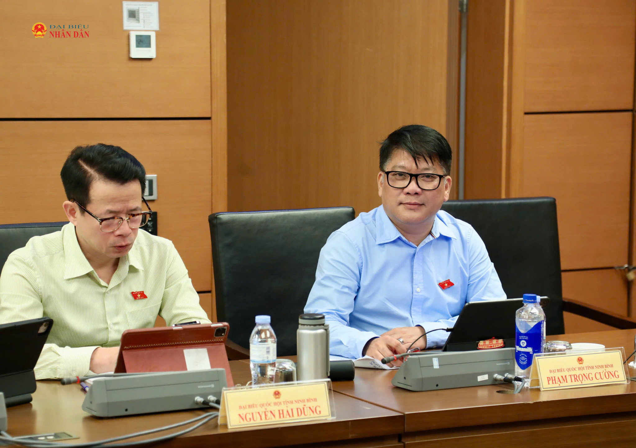 Các đại biểu dự thảo luận tại Tổ 9