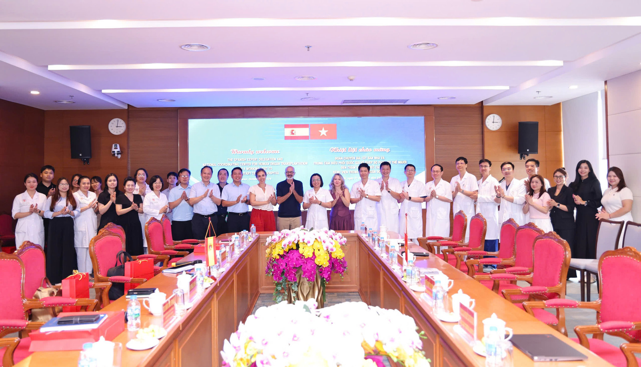 Các đại biểu chụp ảnh lưu niệm tại chương trình