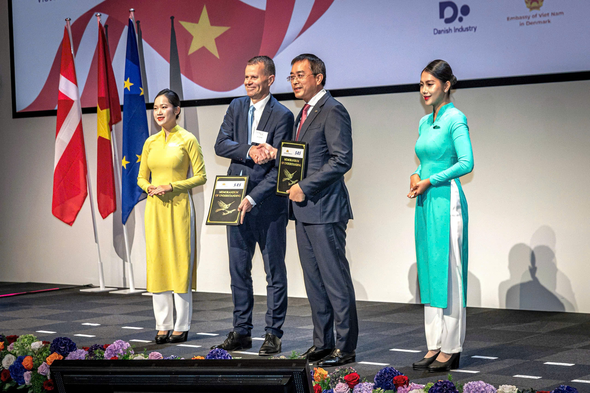 3. Chủ tịch HĐQT Đặng Ngọc Hòa và ông Paul Verhagen, Phó Chủ tịch, Giám đốc Thương mại SAS trao MOU hợp tác.