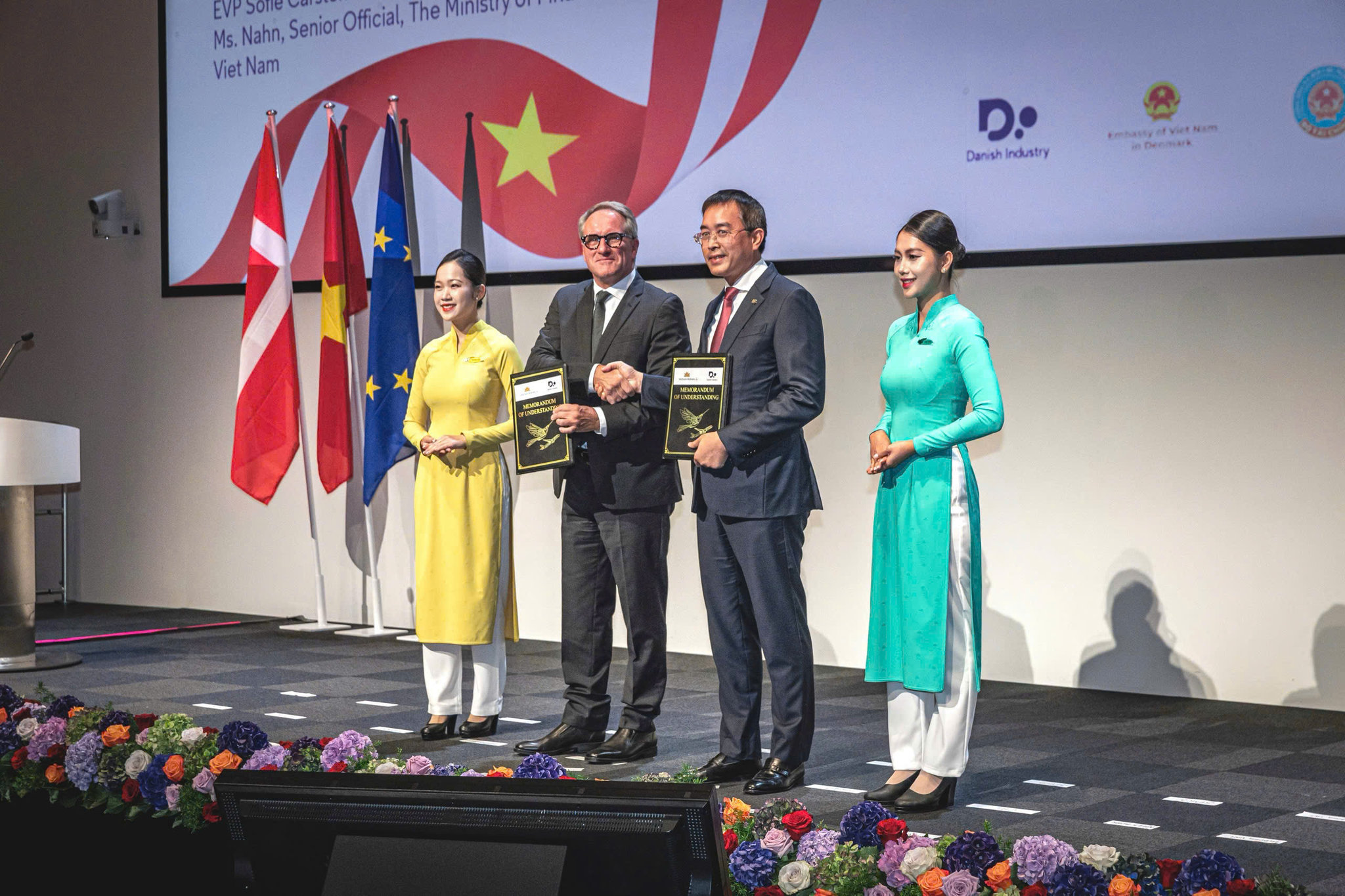 4. Chủ tịch HĐQT Đặng Ngọc Hòa và ông Lars Sandahl Sørensen, Giám đốc điều hành Danish Industry trao MOU hợp tác.