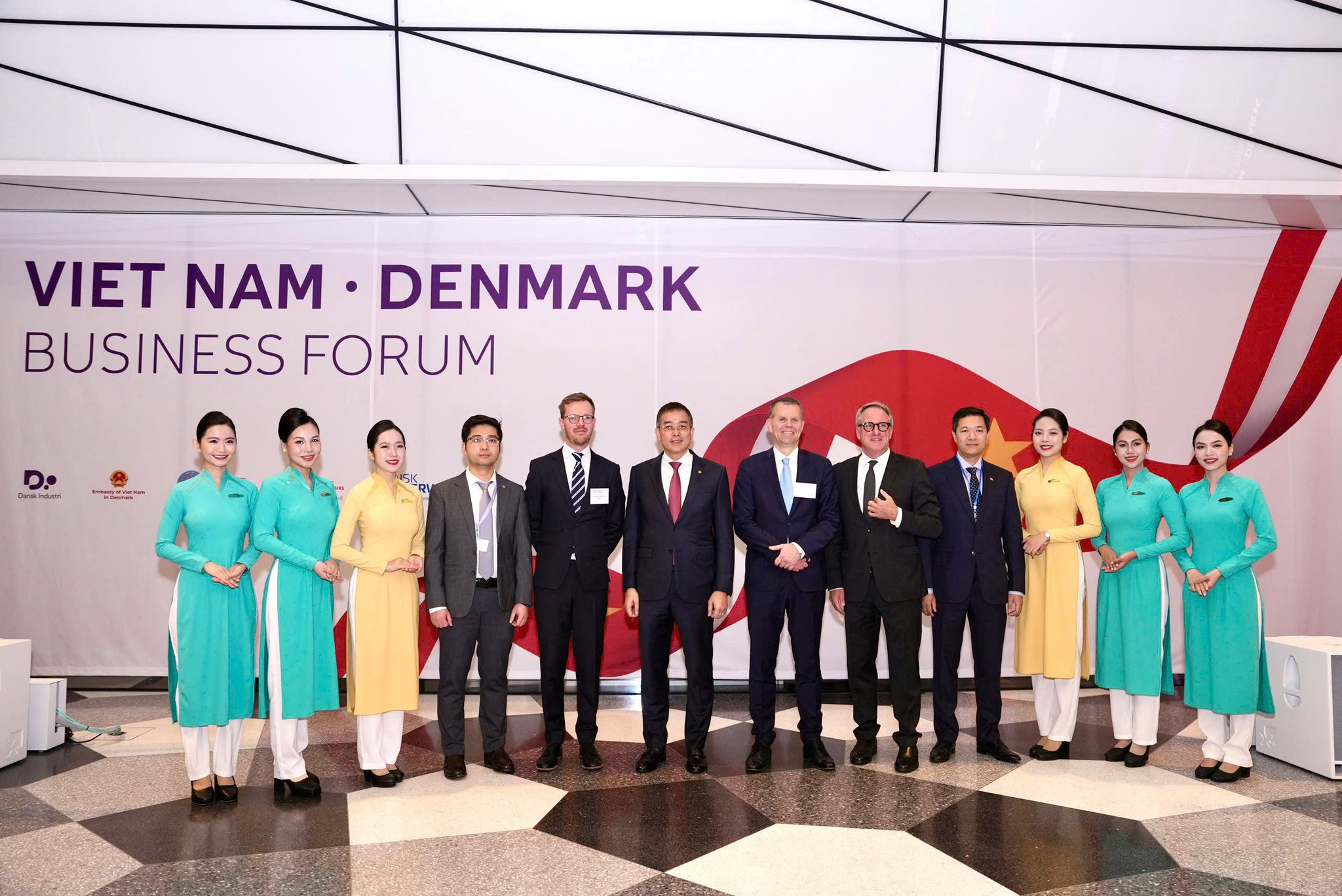 5. Chủ tịch HĐQT Đặng Ngọc Hòa cùng các đối tác Copenhagen Airport, hãng hàng không SAS và Danish Industry tại Diễn đàn doanh nghiệp Việt Nam - Đan Mạch. (Ảnh_ TTXVN)