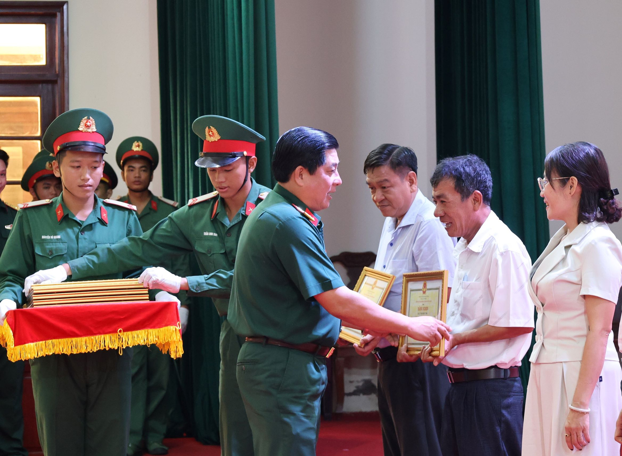 Ban Chỉ đạo 515 TP. Cần Thơ tặng bằng khen của Chủ tịch UBND TP. Cần Thơ cho các cá nhân có thành tích trong công tác tìm kiếm, quy tập và định danh hài cốt liệt sĩ