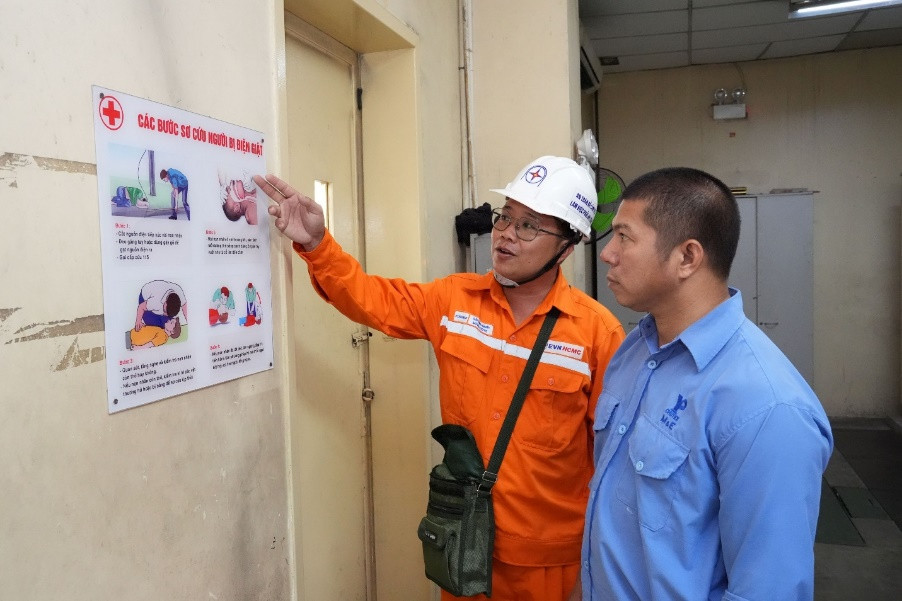 Bảng hướng dẫn sơ cứu người bị điện giật tại doanh nghiệp sản xuất.