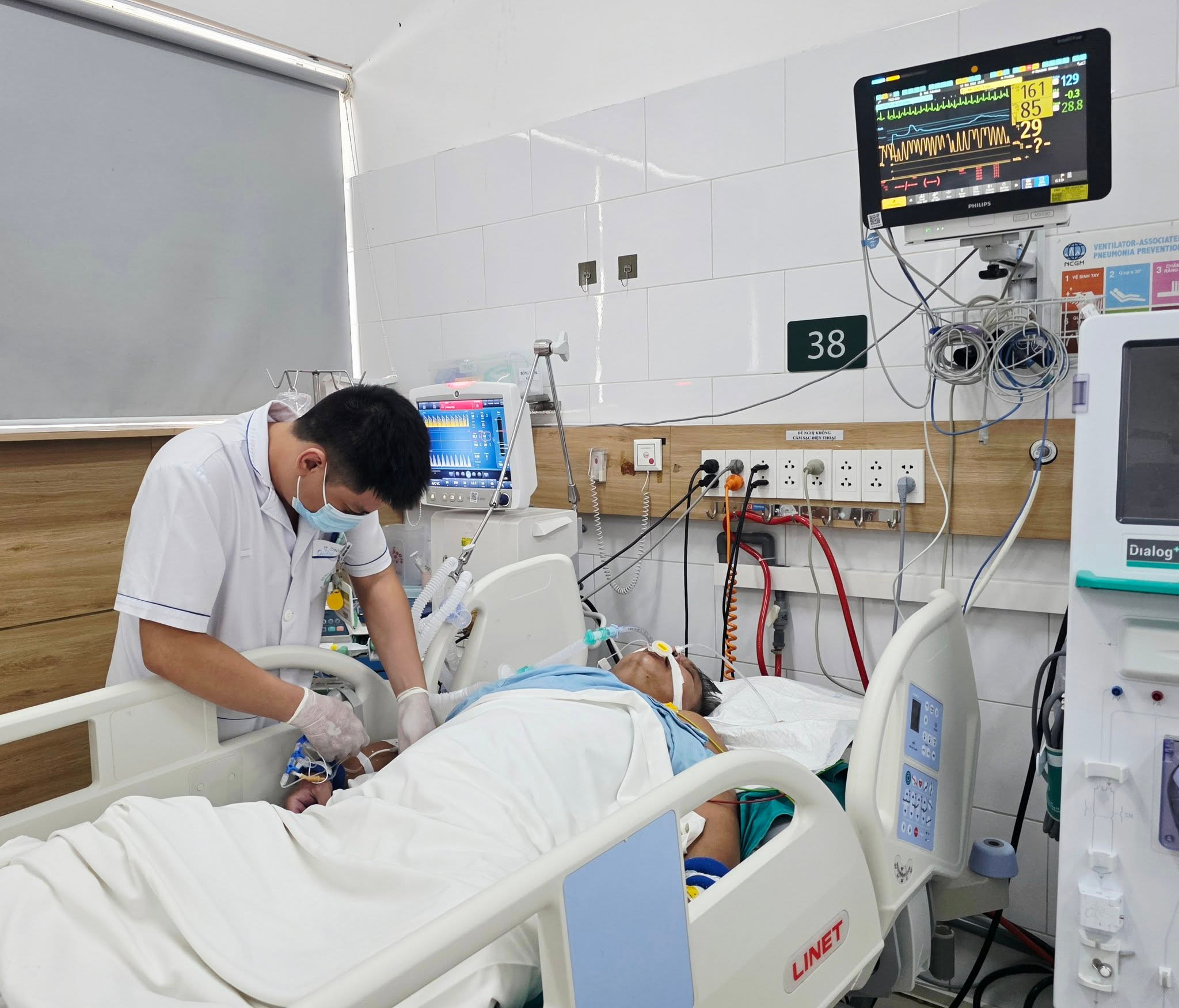 Bác sĩ thăm khám và điều trị cho bệnh nhân