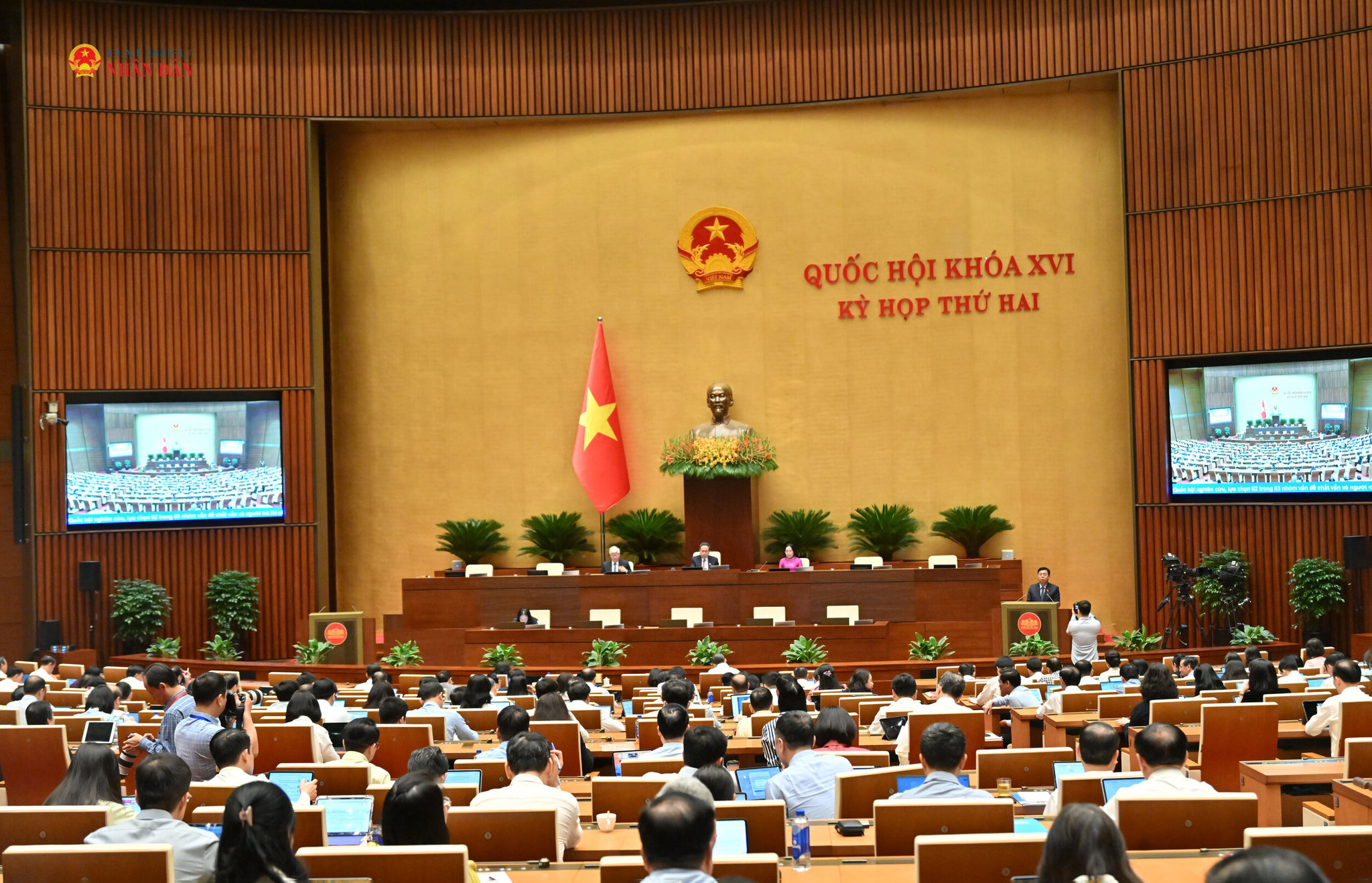 Bộ trưởng Bộ Nội vụ Nguyễn Tiến Hải trình bày tờ trình về dự án Luật sửa đổi, bổ sung một số điều của Luật An toàn, vệ sinh lao động