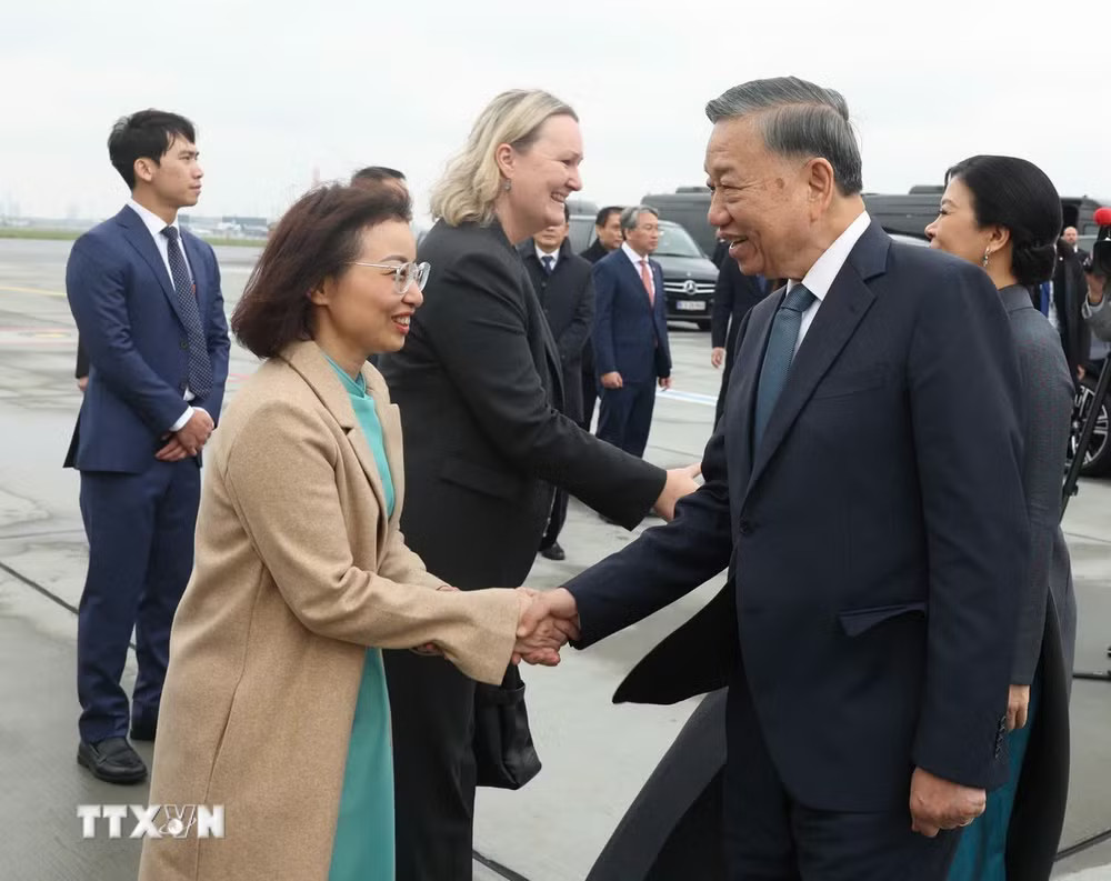 Đại sứ Việt Nam tại Đan Mạch Nguyễn Lê Thanh cùng các quan chức Đan Mạch và cán bộ, nhân viên Đại sứ quán tiễn Tổng Bí thư, Chủ tịch nước Tô Lâm và Phu nhân Ngô Phương Ly tại sân bay quốc tế Copenhagen. (Ảnh: Thống Nhất/TTXVN) Đại sứ Việt Nam tại Đan Mạch Nguyễn Lê Thanh cùng các quan chức Đan Mạch và cán bộ, nhân viên Đại sứ quán tiễn Tổng Bí thư, Chủ tịch nước Tô Lâm và Phu nhân Ngô Phương Ly tại sân bay quốc tế Copenhagen