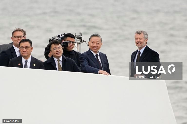 Tổng Bí thư, Chủ tịch nước Tô Lâm và Nhà vua Frederik X trên tàu tham quan cảng Copenhagen, hướng nhìn về Lynetteholm