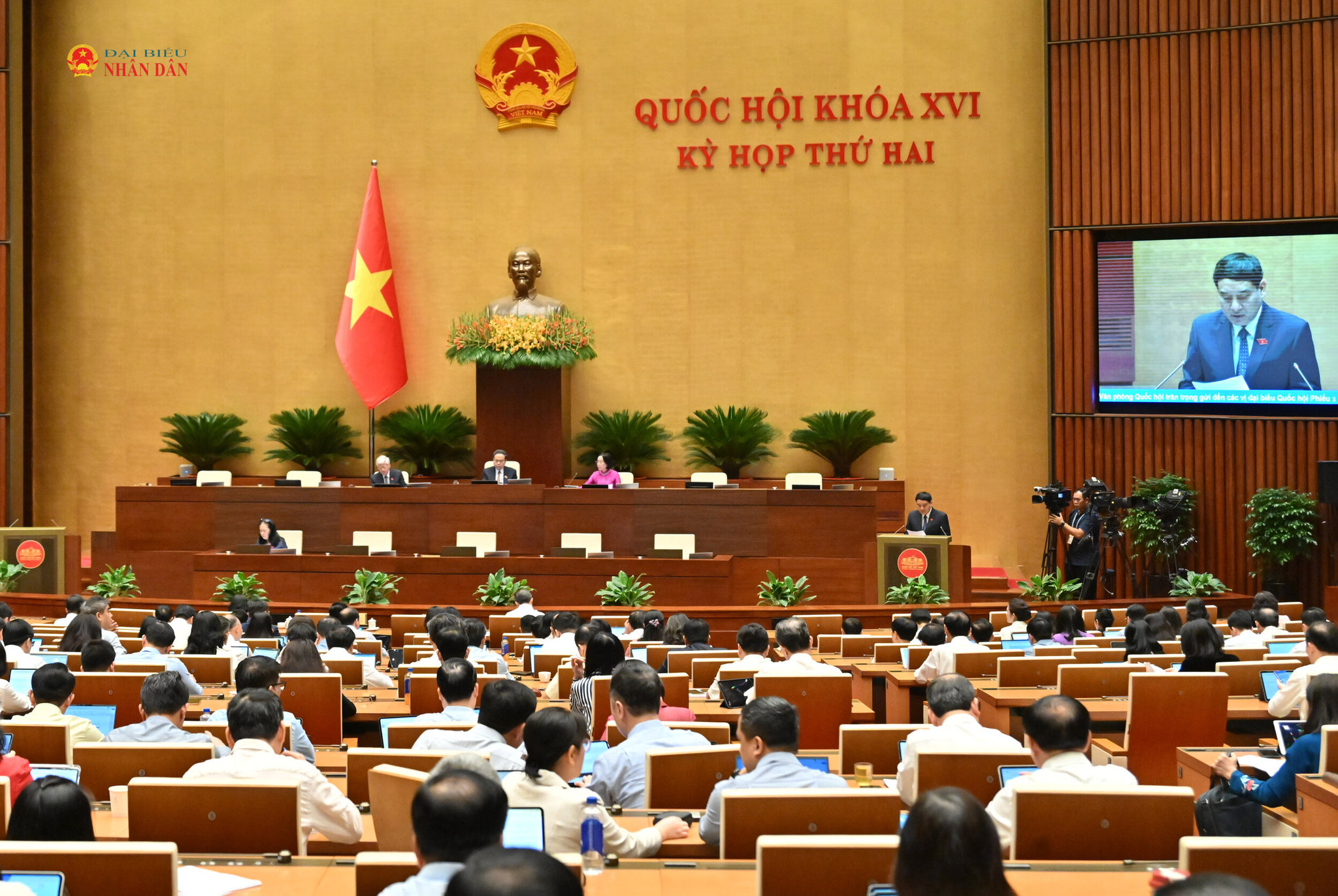 Chủ nhiệm Ủy ban Văn hóa và Xã hội Nguyễn Đắc Vinh trình bày Báo cáo thẩm tra dự án Luật sửa đổi, bổ sung một số điều của Luật Phòng, chống tác hại của thuốc lá