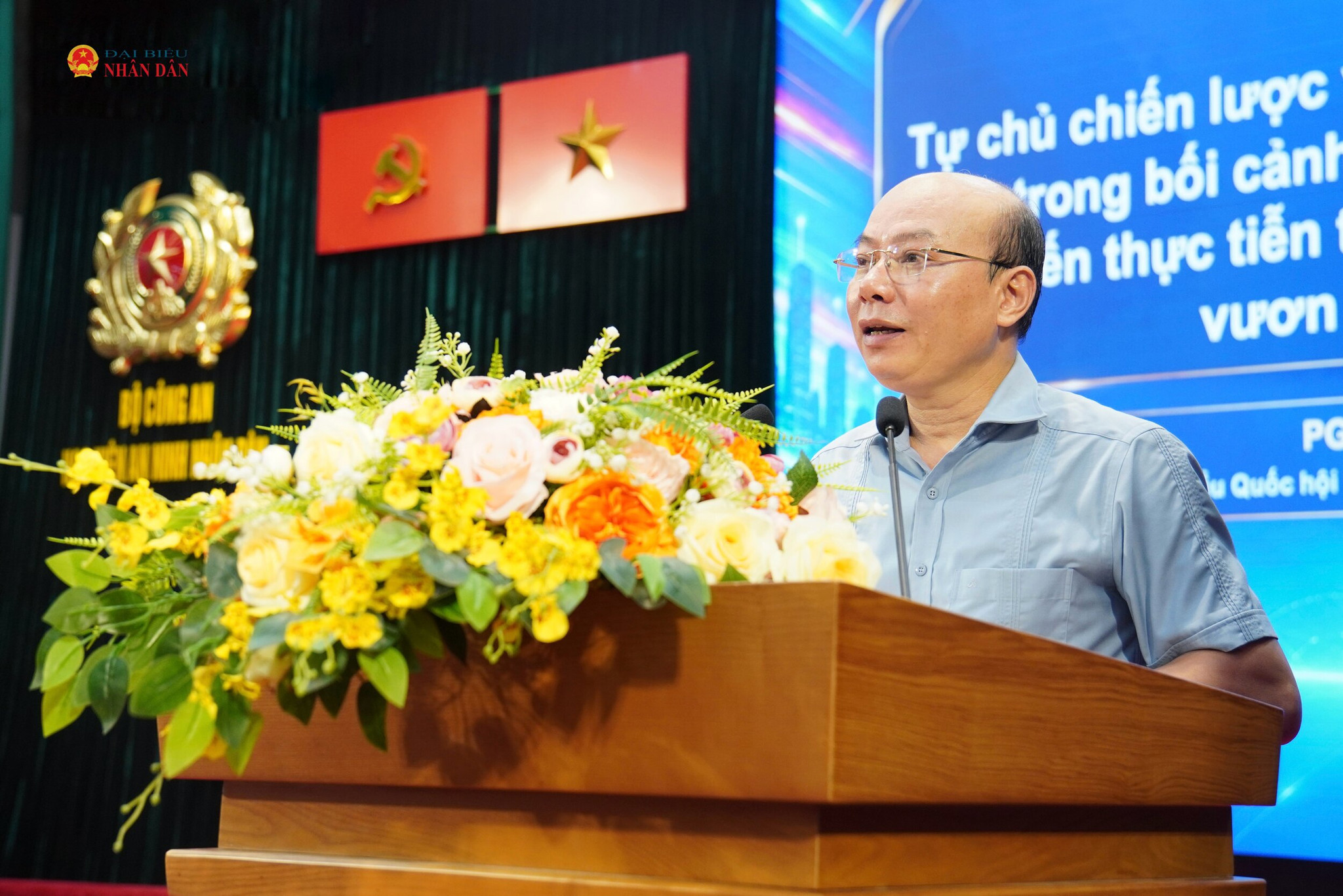 Các đại biểu trình bày tham luận tại Hội thảo.