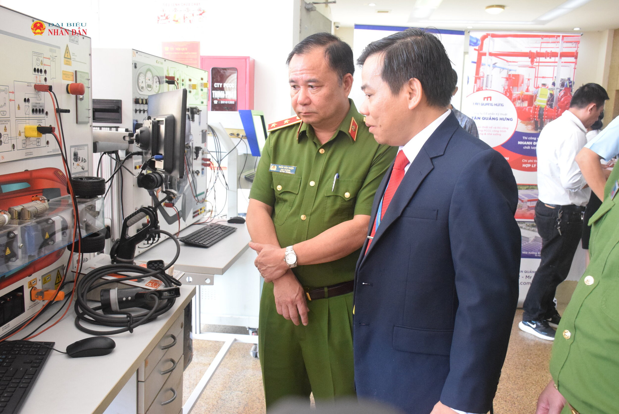 Cục trưởng Cục C11 - Bộ Công an, Trung tướng Trần Văn Thiện (trái) trao đổi cùng lãnh đạo HVCT trước lễ khai giảng