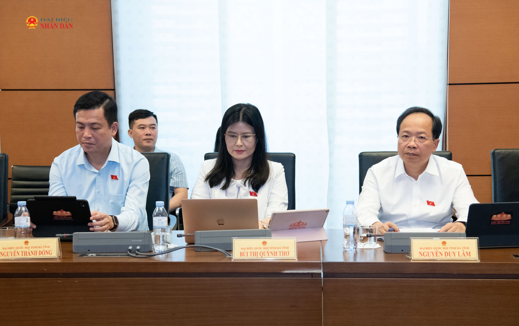 Các đại biểu Đoàn ĐBQH tỉnh Hà Tĩnh tham gia phiên thảo luận