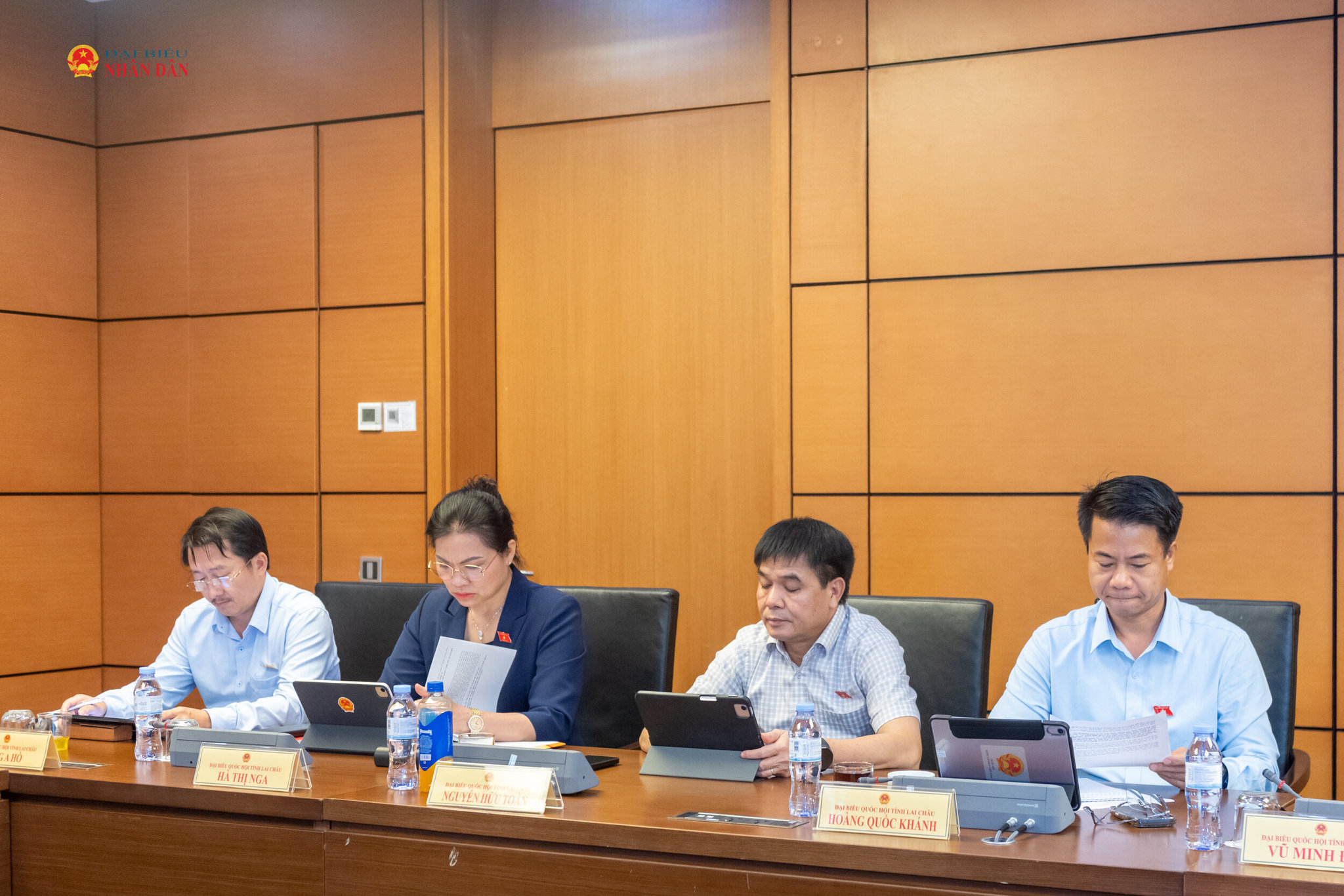 Các ĐBQH tỉnh Lai Châu tham dự phiên thảo luận tổ. Ảnh: Mạnh Hưng