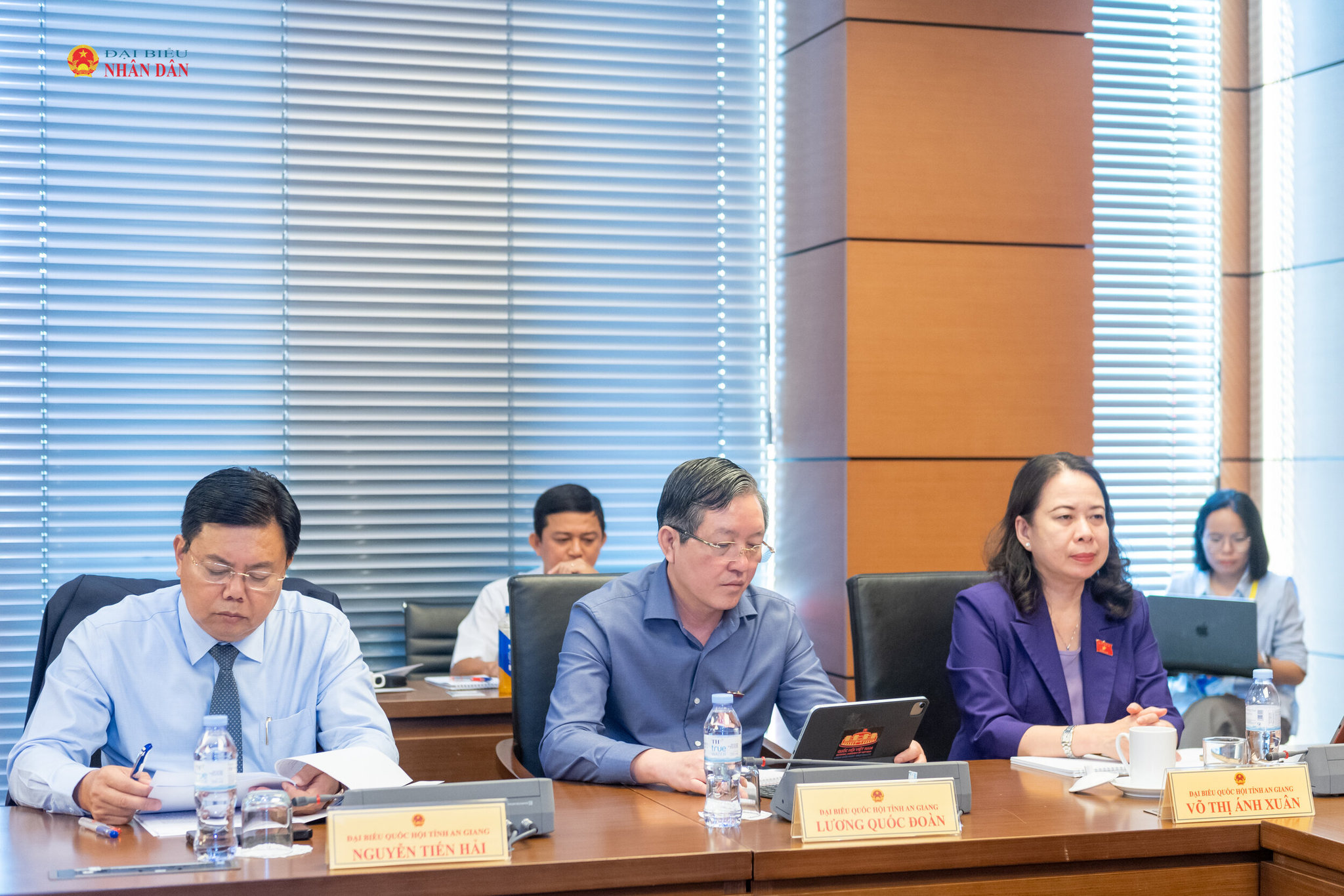Phó Chủ tịch nước Võ Thị Ánh Xuân cùng các ĐBQH tỉnh An Giang tại phiên thảo luận Tổ 16. Ảnh: Mạnh Hưng