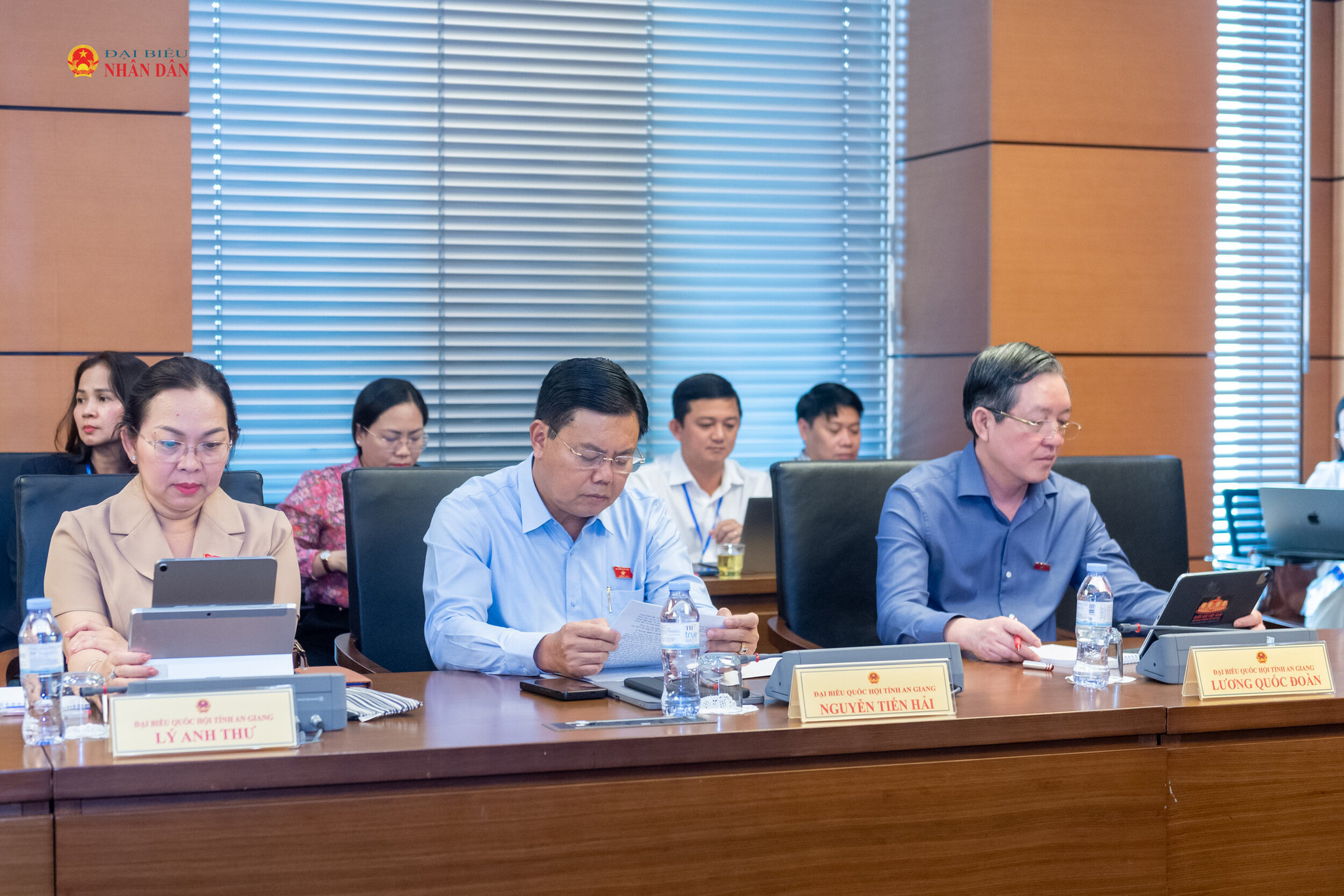 Đoàn ĐBQH tỉnh An Giang tại phiên thảo luận tổ. Ảnh: Mạnh Hưng