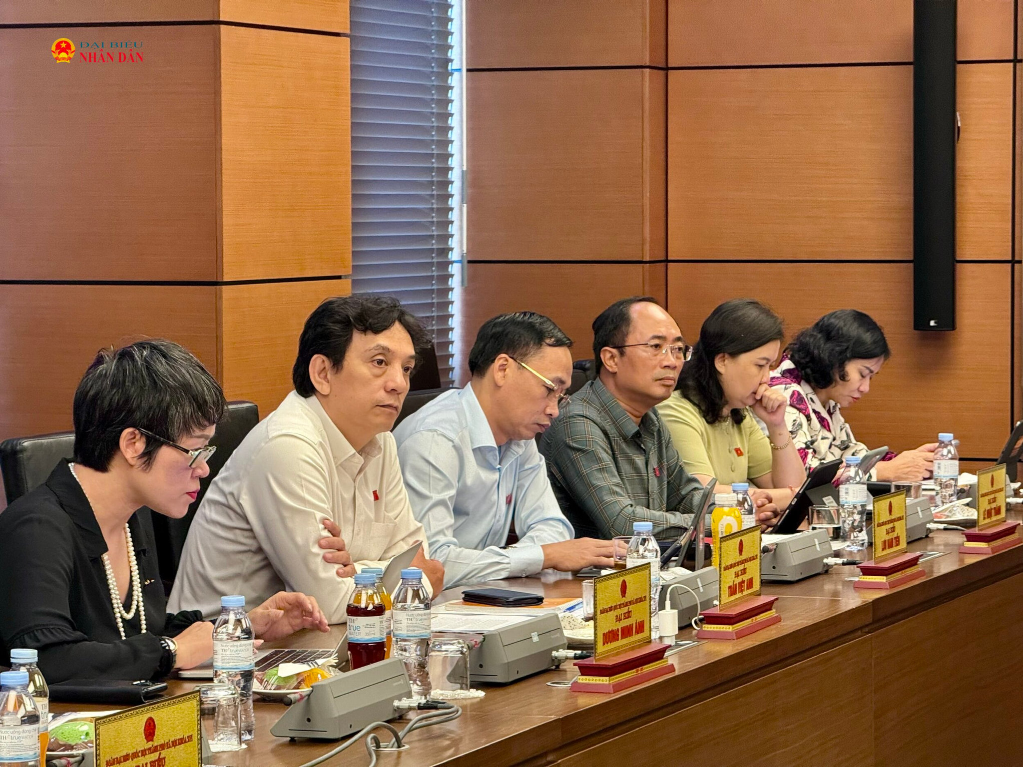 Các đại biểu tham gia thảo luận tại Tổ 1. Ảnh: Phi Long