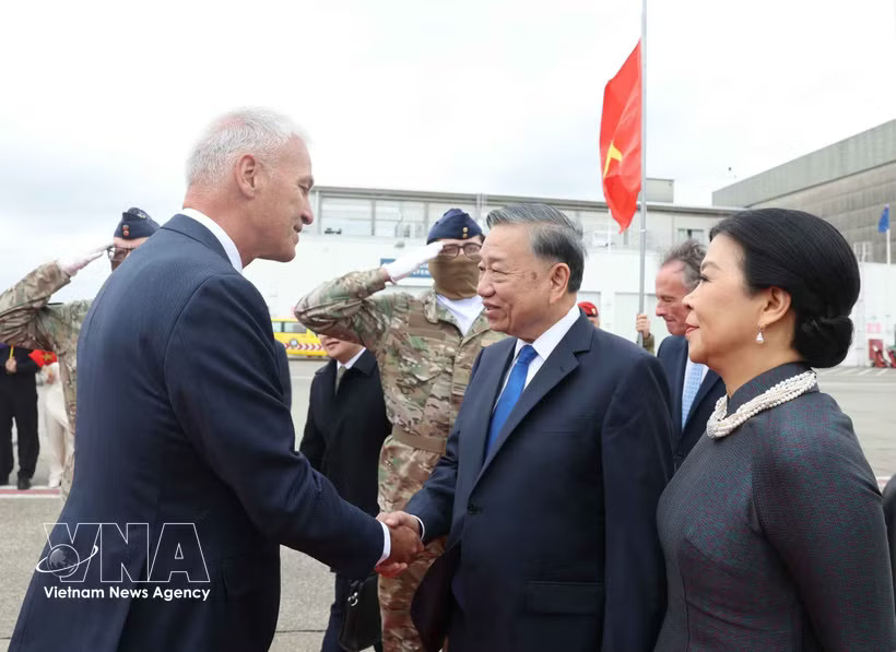 General Secretary of the Communist Party of Vietnam Central Committee and President To Lam, his spouse Ngo Phuong Ly, and a high-ranking Vietnamese delegation arrive in Brussels on the afternoon of October 21 (local time), beginning official visits to the European Union (EU) and Belgium. (Photo: VNA)