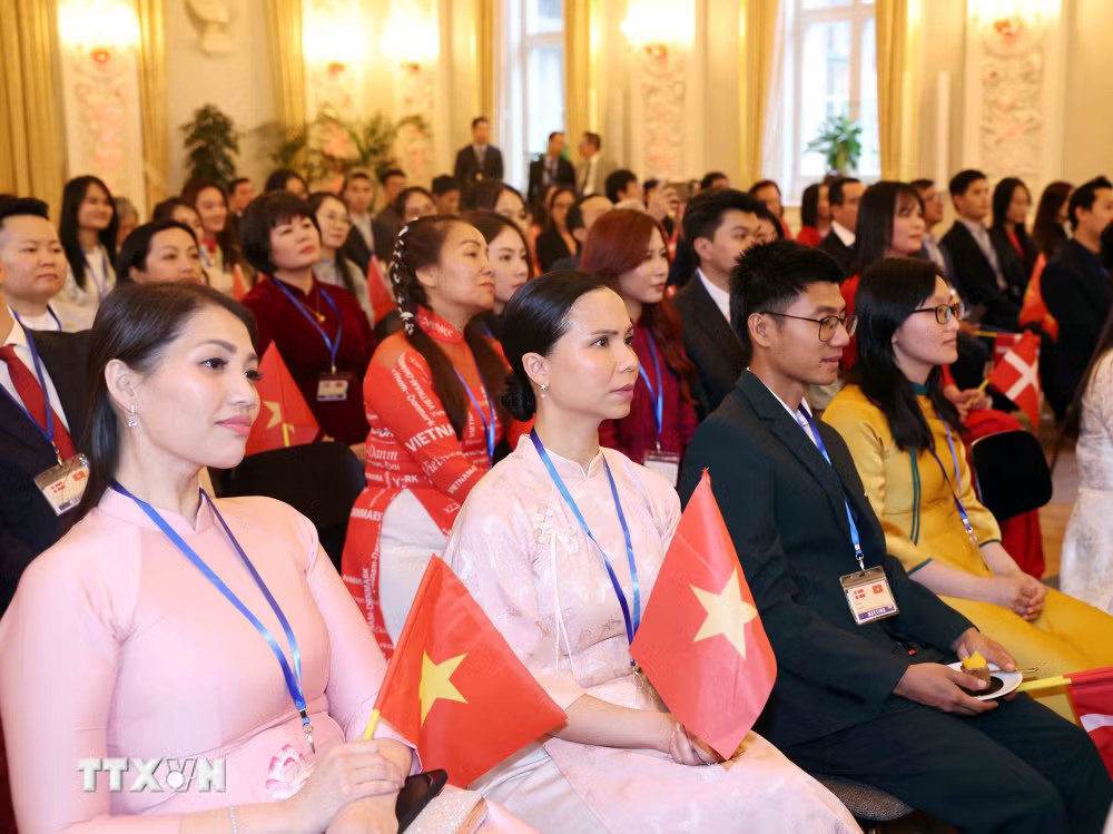 Cán bộ, nhân viên Đại sứ quán Việt Nam tại Đan Mạch và cộng đồng người Việt Nam tại Đan Mạch, Iceland và Nam Thuỵ Điển dự buổi gặp. (Ảnh: Thống Nhất/TTXVN) Cán bộ, nhân viên Đại sứ quán Việt Nam tại Đan Mạch và cộng đồng người Việt Nam tại Đan Mạch, Iceland và Nam Thuỵ Điển dự buổi gặp