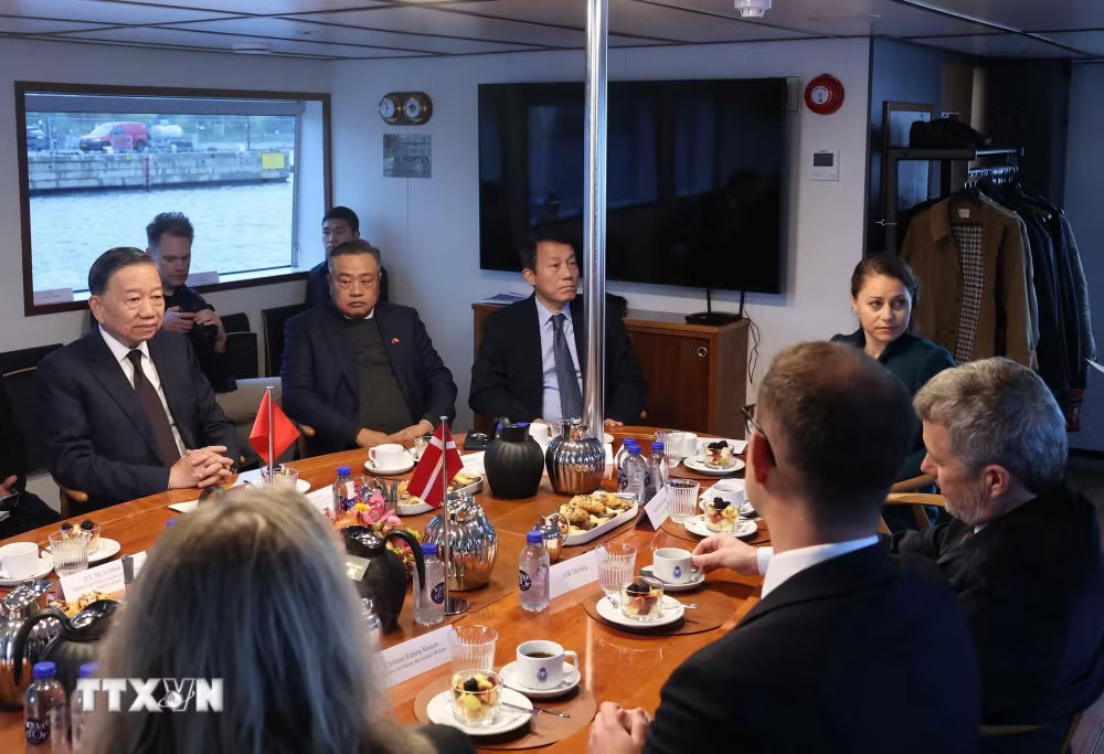 Tổng Bí thư, Chủ tịch nước Tô Lâm và Nhà Vua Đan Mạch Frederik X cùng đại biểu hai nước trên tàu ra thăm đảo nhân tạo Lynetteholm